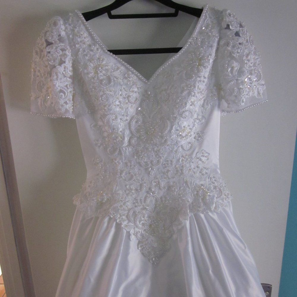 Michelangelo Wedding Dress Marked Size 10 but fits like size 6 - See measurement